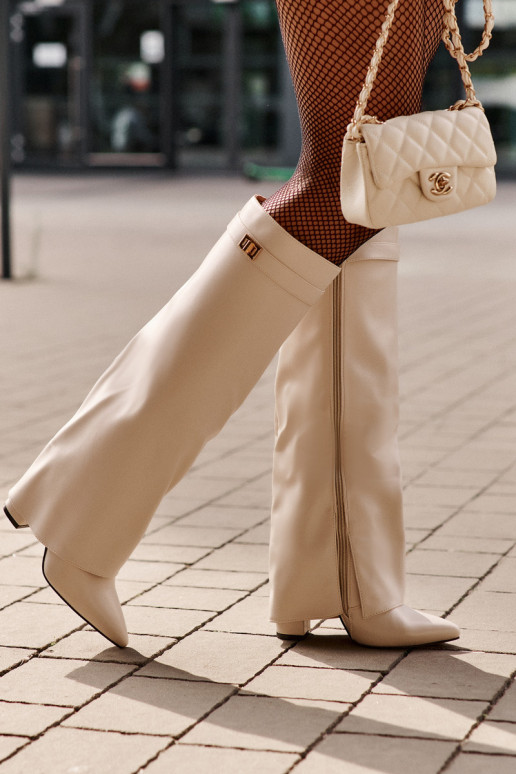 bottes hautes pour femmes avec des inserts en cuir synthétique et des talons en couleur ivoire Avamora