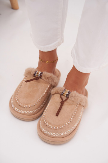 claquettes pour femmes avec fourrure et anneaux brodés en couleur sable Perivelle