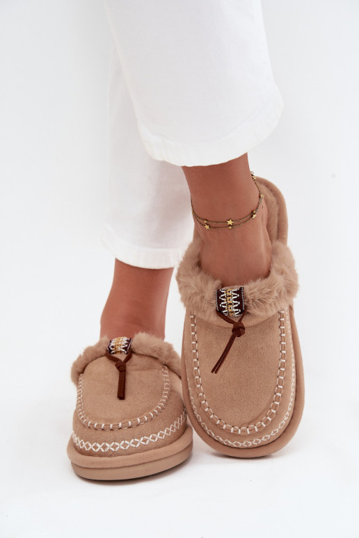 claquettes pour femmes avec fourrure et anneaux brodés en couleur sable Perivelle
