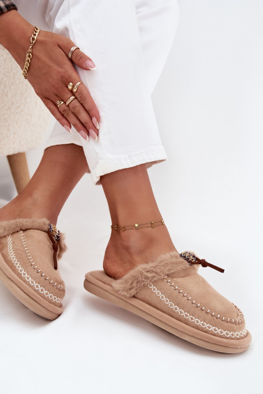 claquettes pour femmes avec fourrure et anneaux brodés en couleur sable Perivelle