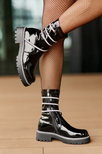 Bottines vernies avec décoration en noir Kikizelle