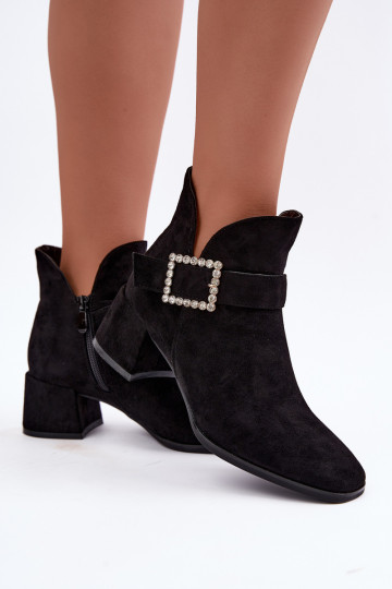 Bottines avec sangles et boucle décorative en noir Ameline