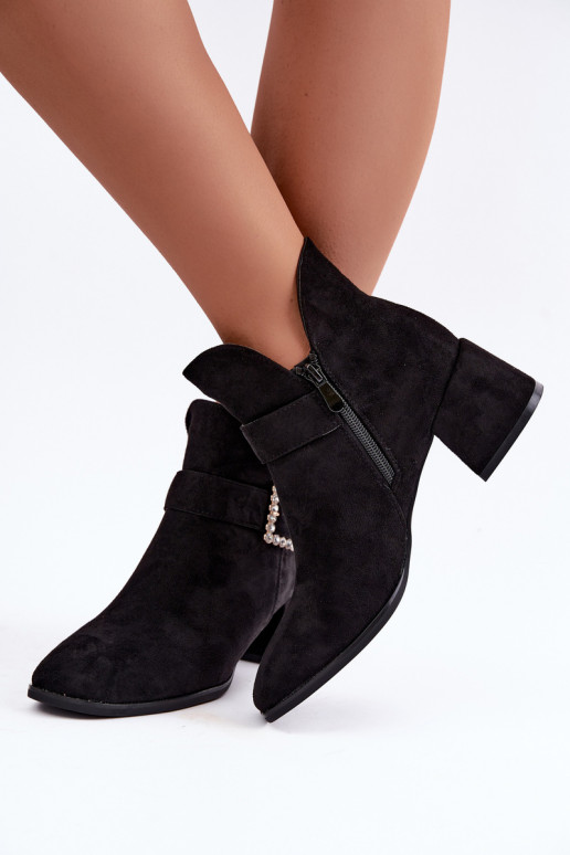Bottines avec sangles et boucle décorative en noir Ameline
