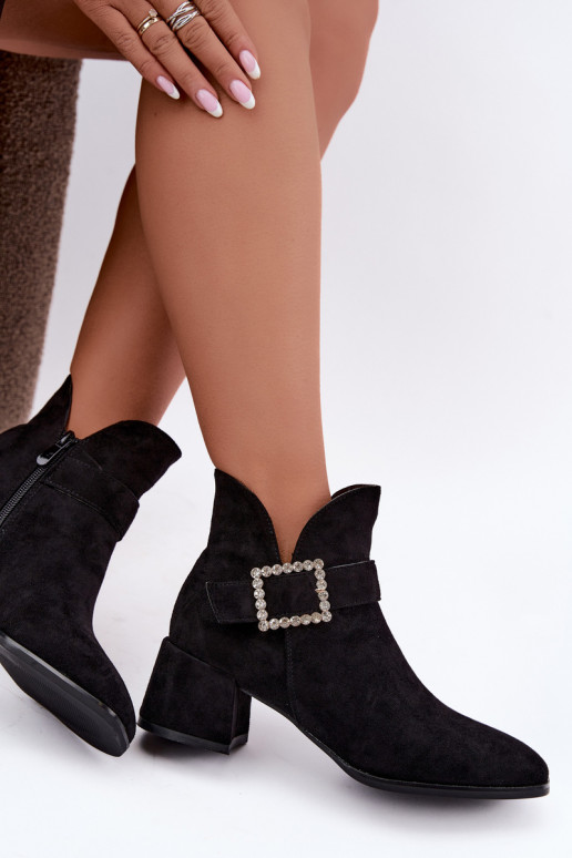 Bottines avec sangles et boucle décorative en noir Ameline