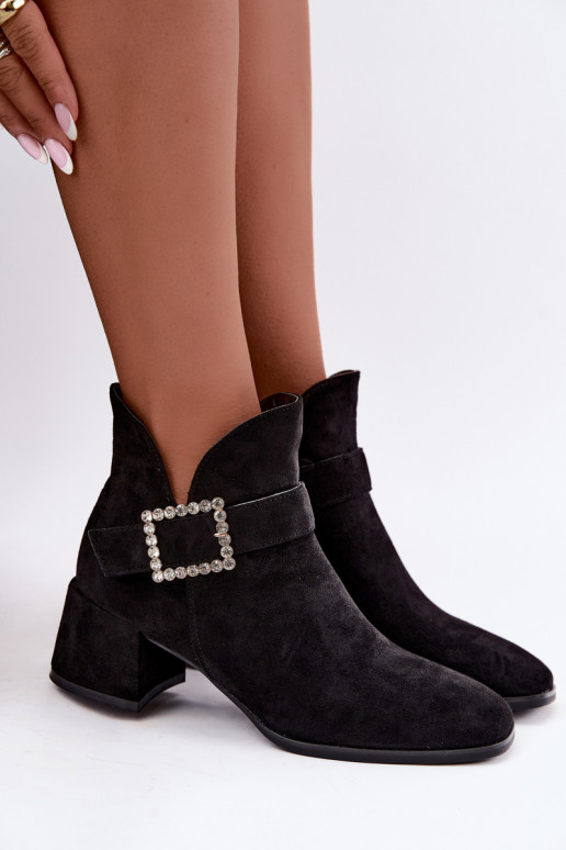 Bottines avec sangles et boucle décorative en noir Ameline