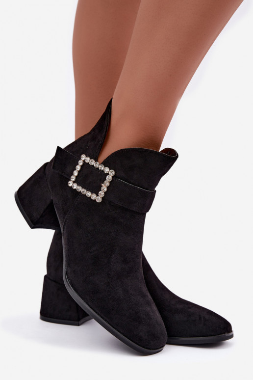 Bottines avec sangles et boucle décorative en noir Ameline
