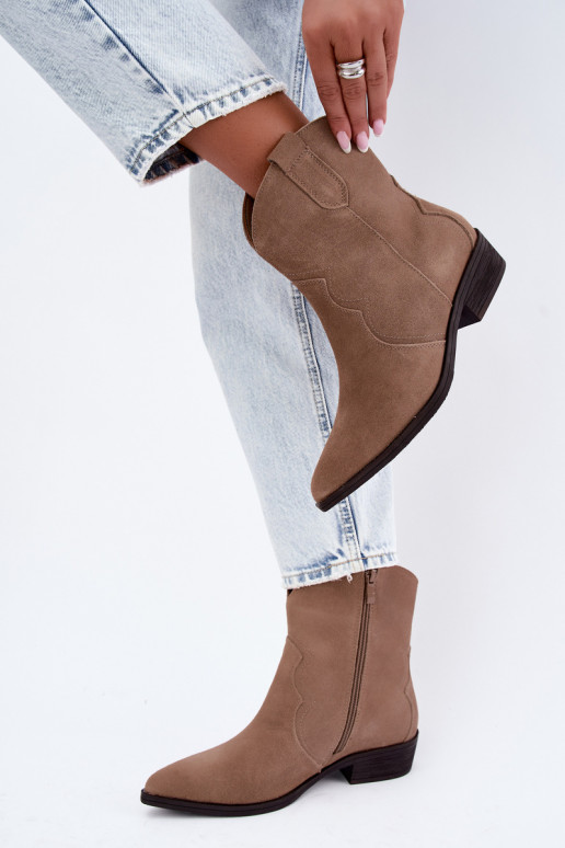 Bottes cowboy en daim couleur sable à petit talon Delsa