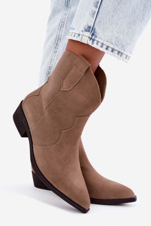 Bottes cowboy en daim couleur sable à petit talon Delsa