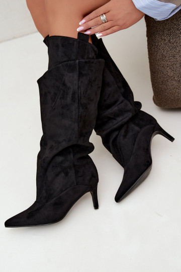 bottes hautes isolées avec volants et talons fins en couleur noire Auretta
