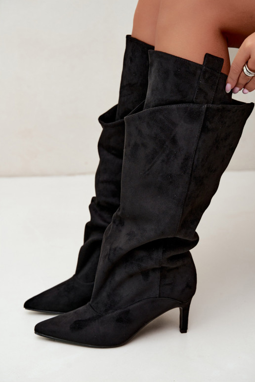 bottes hautes isolées avec volants et talons fins en couleur noire Auretta
