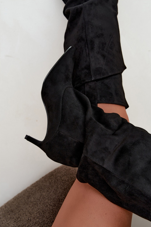 bottes hautes isolées avec volants et talons fins en couleur noire Auretta