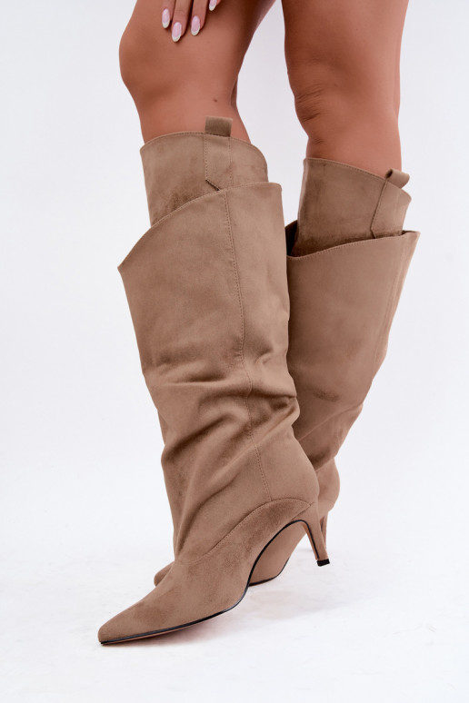 bottes hautes isolées avec volants et talons fins en couleur sable Auretta