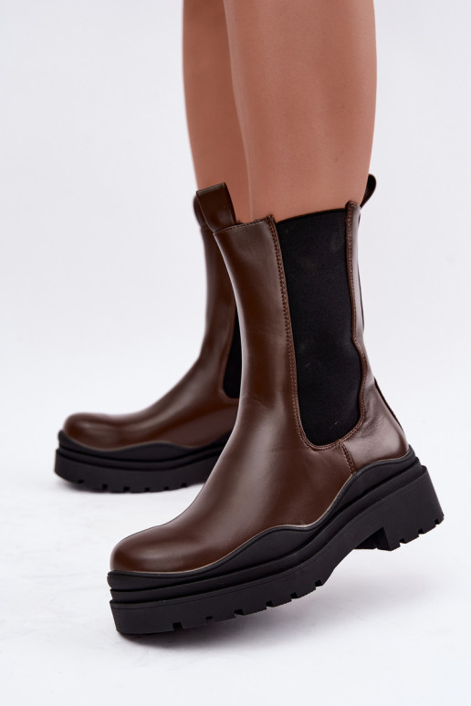 bottines élégantes isolées avec plateforme en couleur marron Rissana