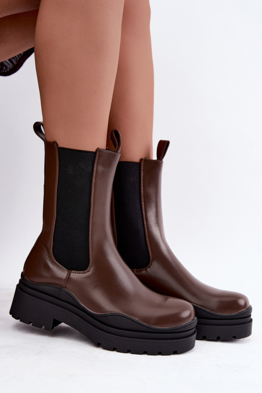 bottines élégantes isolées avec plateforme en couleur marron Rissana