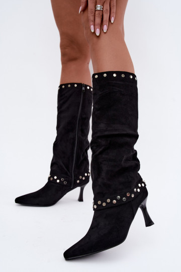 Bottes longues noires isolées avec décoration Tai turiris