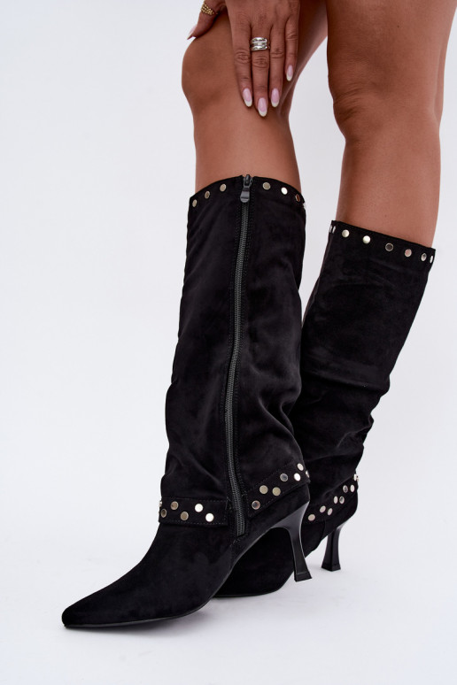Bottes longues noires isolées avec décoration Tai turiris