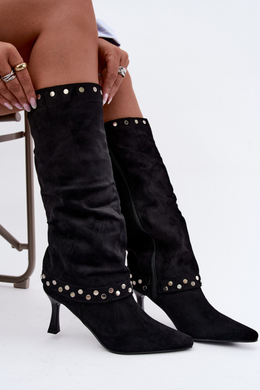 Bottes longues noires isolées avec décoration Tai turiris