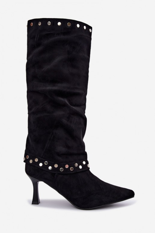 Bottes longues noires isolées avec décoration Tai turiris