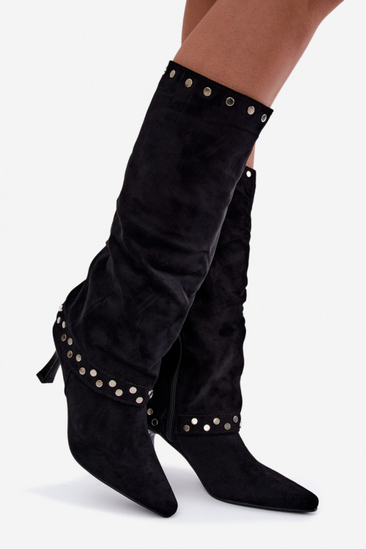 Bottes longues noires isolées avec décoration Tai turiris