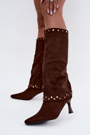 Bottes longues brunes isolées avec décoration Tai turiris 2