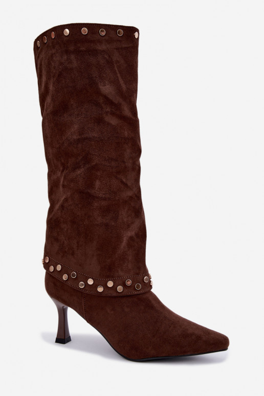 Bottes longues brunes isolées avec décoration Tai turiris