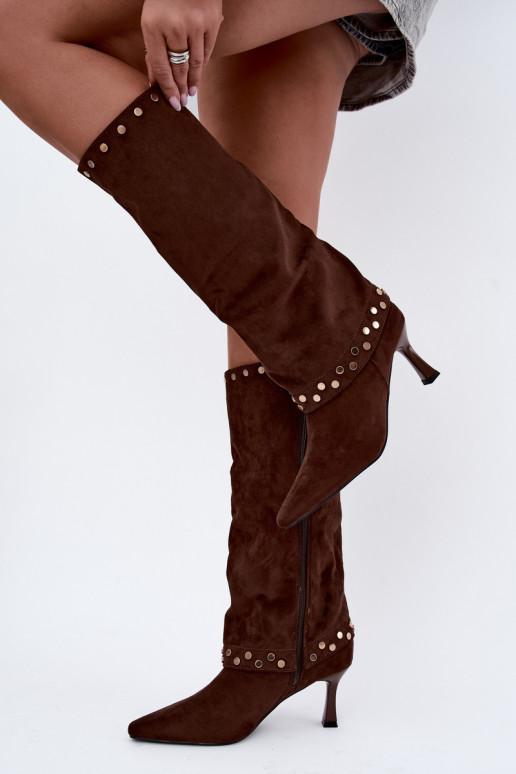 Bottes longues brunes isolées avec décoration Tai turiris