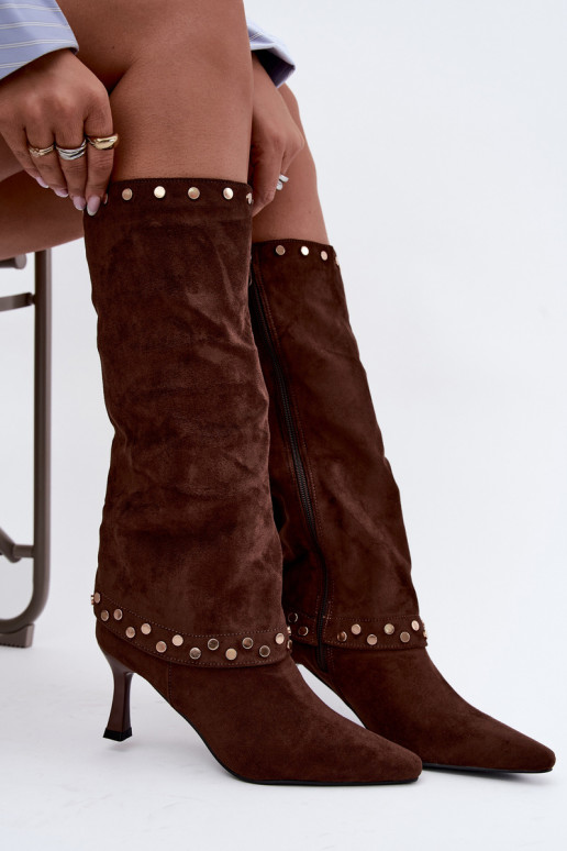 Bottes longues brunes isolées avec décoration Tai turiris