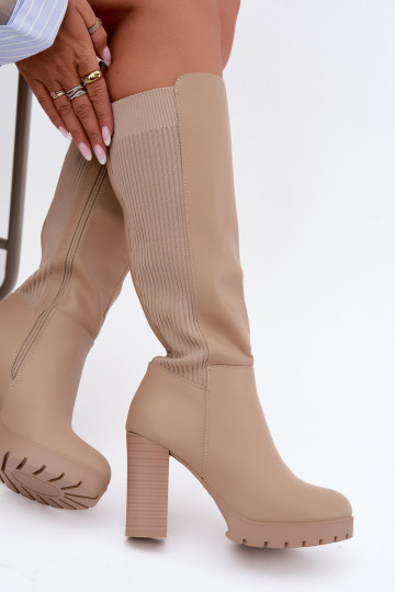Bottes longues beiges isolées à talons Hespera