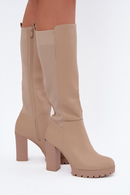 Bottes longues beiges isolées à talons Hespera