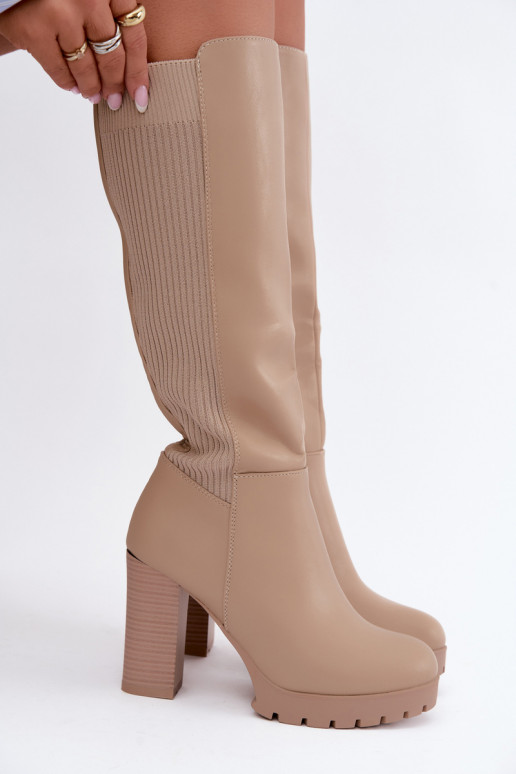 Bottes longues beiges isolées à talons Hespera