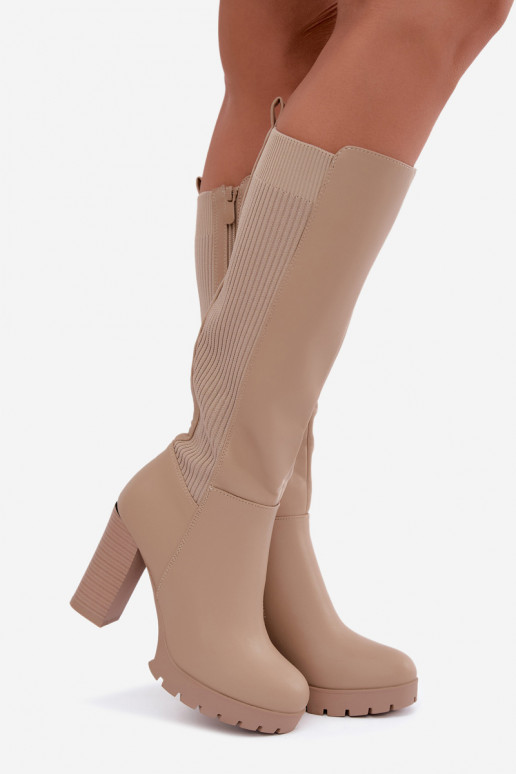 Bottes longues beiges isolées à talons Hespera