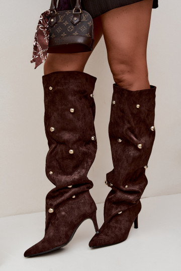 Bottes hautes à enfiler avec talons fins et détails ornés en couleur chocolat Beladine