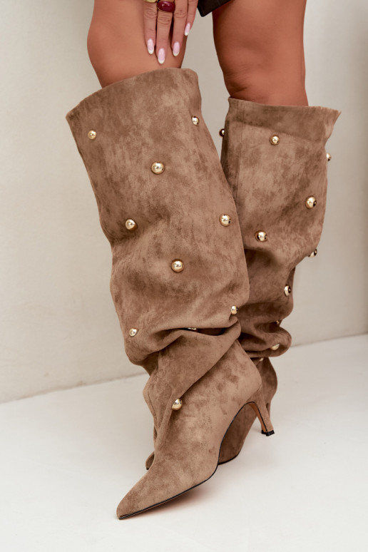 Bottes hautes à enfiler avec talons fins et détails ornés en couleur sable Beladine
