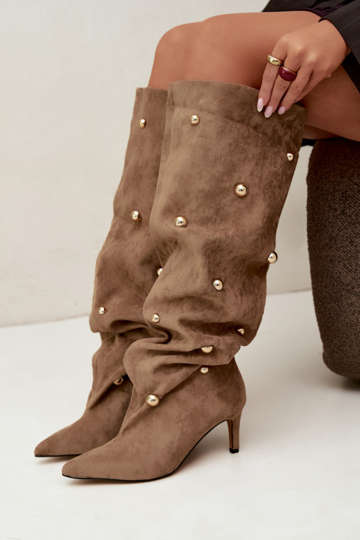 Bottes hautes à enfiler avec talons fins et détails ornés en couleur sable Beladine
