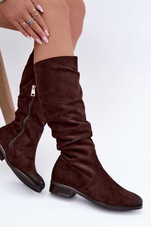 Bottes isolées froissées au-dessus du genou avec talons larges chocolat Vinceza 58669