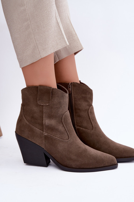 Bottes en daim khaki de style cowboy avec talons Tirabelle