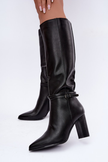 Bottes noires isolées jusqu'au genou avec talons et sangles Abriselle 2