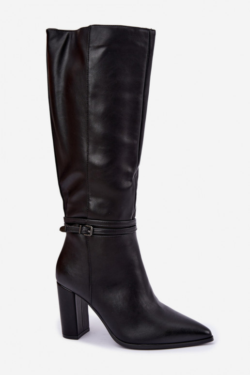 Bottes noires isolées jusqu'au genou avec talons et sangles Abriselle