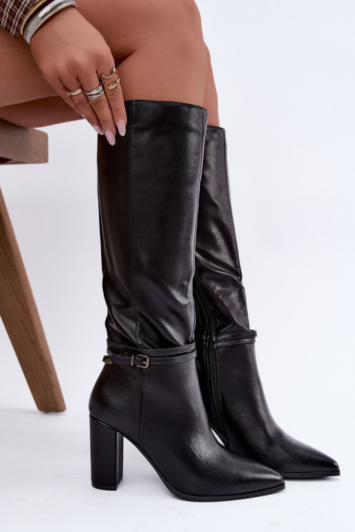 Bottes noires isolées jusqu'au genou avec talons et sangles Abriselle