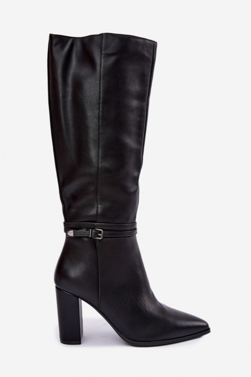 Bottes noires isolées jusqu'au genou avec talons et sangles Abriselle