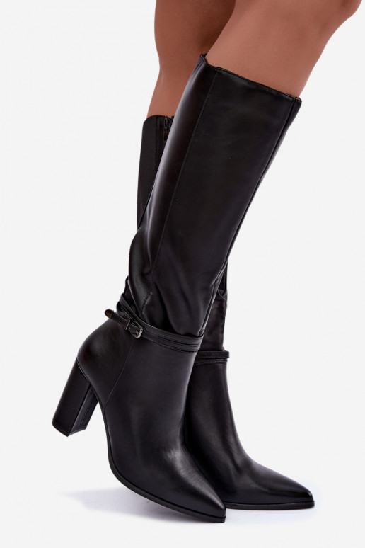 Bottes noires isolées jusqu'au genou avec talons et sangles Abriselle