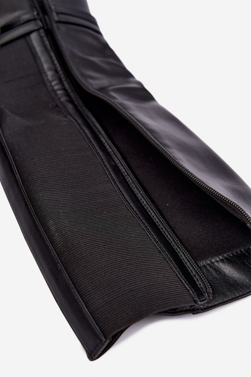 Bottes noires isolées jusqu'au genou avec talons et sangles Abriselle