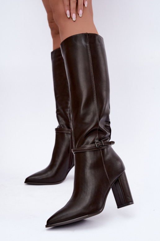 Bottes isolées jusqu'au genou avec talons et sangles couleur chocolat Abriselle