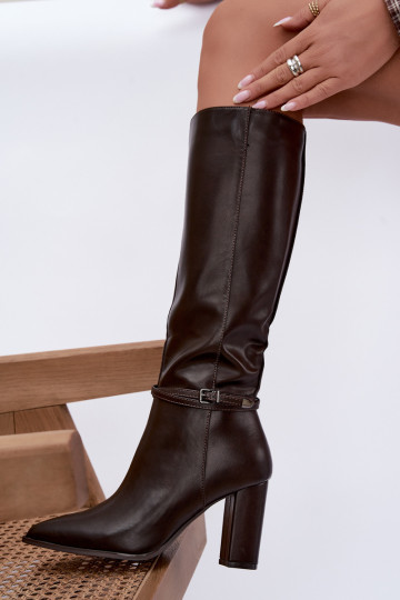Bottes isolées jusqu'au genou avec talons et sangles couleur chocolat Abriselle 2
