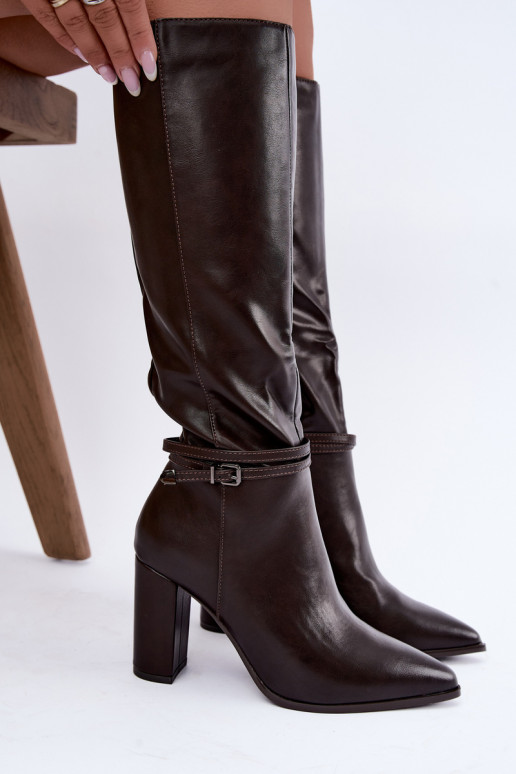 Bottes isolées jusqu'au genou avec talons et sangles couleur chocolat Abriselle