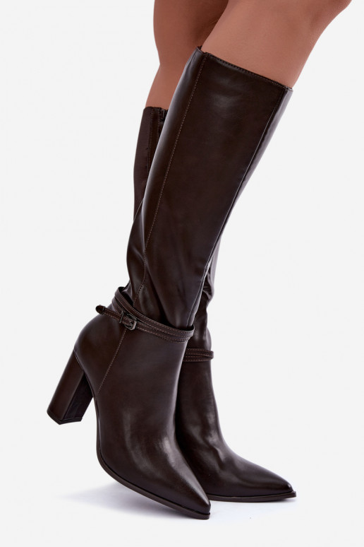 Bottes isolées jusqu'au genou avec talons et sangles couleur chocolat Abriselle
