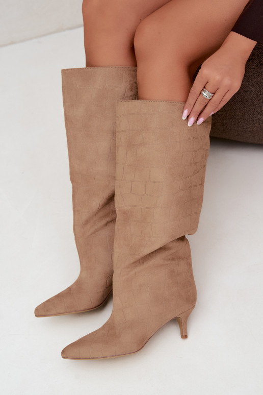 Bottes beiges à enfiler au-dessus du genou avec détails embossés et talons Cazelle