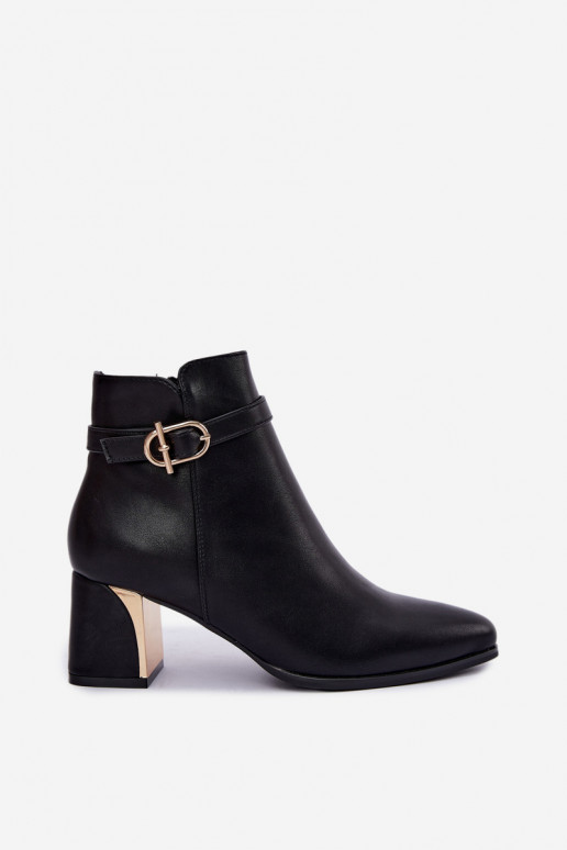 Bottines pour femmes avec des sangles décoratives et des boucles en noir Kordelia