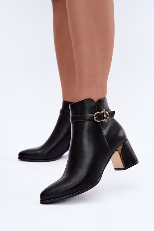 Bottines pour femmes avec des sangles décoratives et des boucles en noir Kordelia