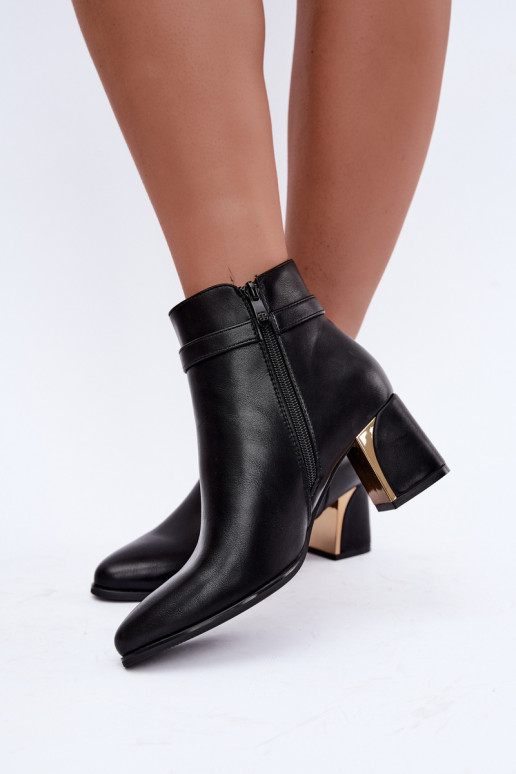Bottines pour femmes avec des sangles décoratives et des boucles en noir Kordelia